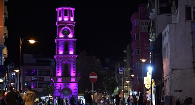 Kent simgeleri farkındalık için ışıklandırıldı