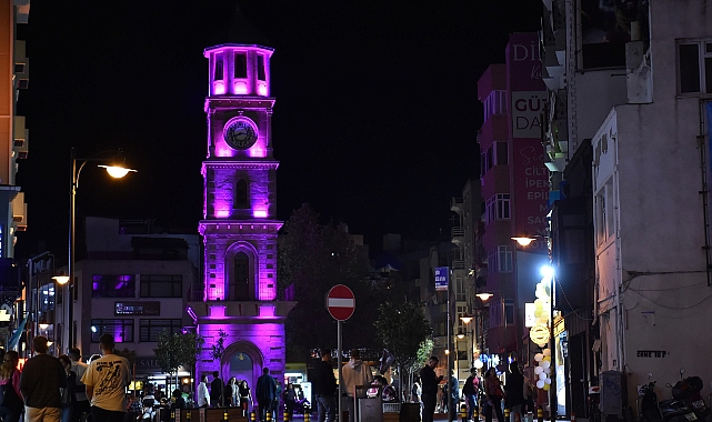 Kent simgeleri farkındalık için ışıklandırıldı