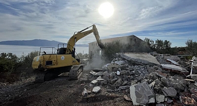 Ayvacık'ta kaçak yapı yıkımı