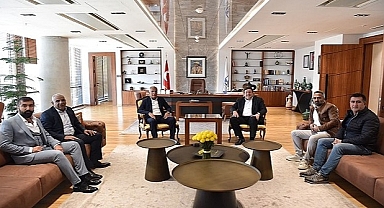 Çanakkale Vanlılar Kültür Dayanışma Dernek Yönetimi Başkan Erkek'i Makamında Ziyaret Etti