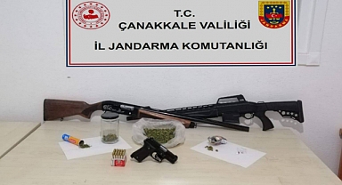 Küçükkuyu'da bir araç durduruldu! Yapılan aramada esrar ve silah ele geçirildi!