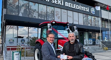 Lapseki Belediyesi'ne traktör desteği