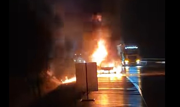 Lapseki&#039;de otomobil yandı