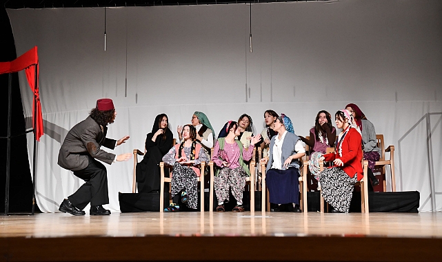 Tiyatro oyunu izleyiciler ile buluştu