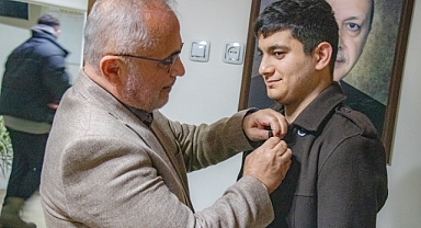 AK Parti'de yeni üyelere parti rozetleri takıldı