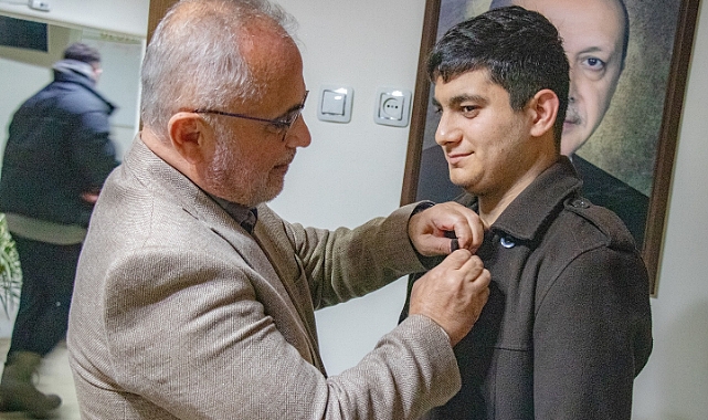 AK Parti&#039;de yeni üyelere parti rozetleri takıldı