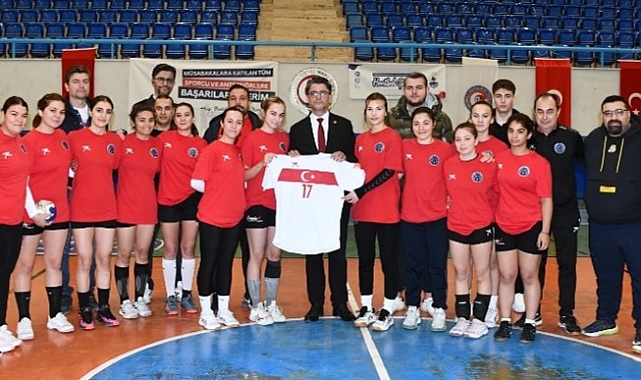 Rektör Erenoğlu&#039;na forma hediye edildi