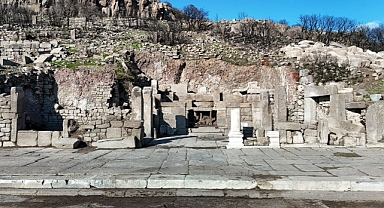 Assos kazılarında tarihi mozaik ve anıt bulundu