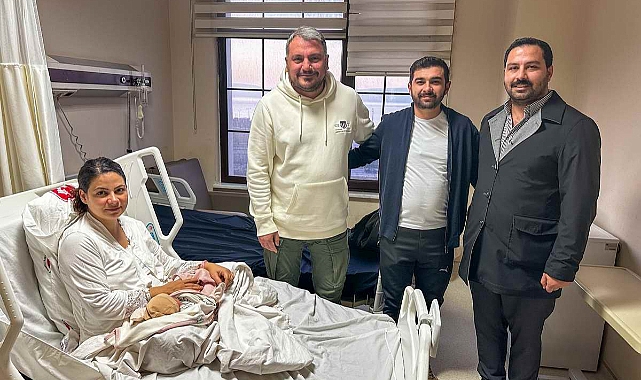 Başkan Fırat yeni yılın ilk bebeklerini ziyaret etti