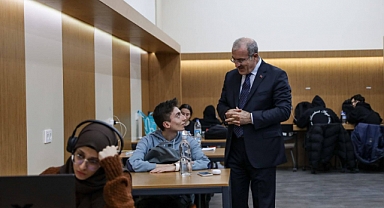 Vali Toraman kütüphaneyi inceledi