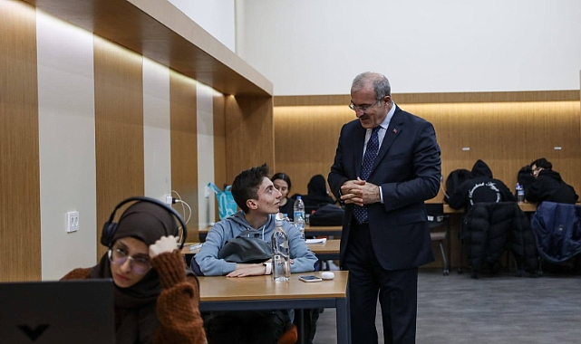 Vali Toraman kütüphaneyi inceledi