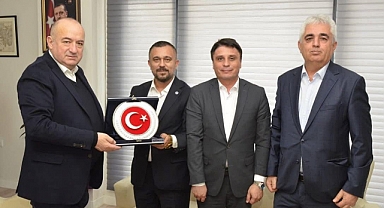 Ayhan Gider ziyaretçilerini ağırlıyor