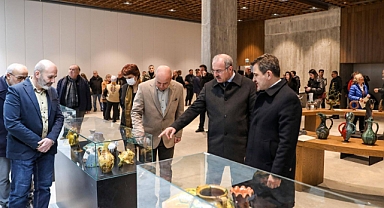 Vali Toraman seramik sergisinde