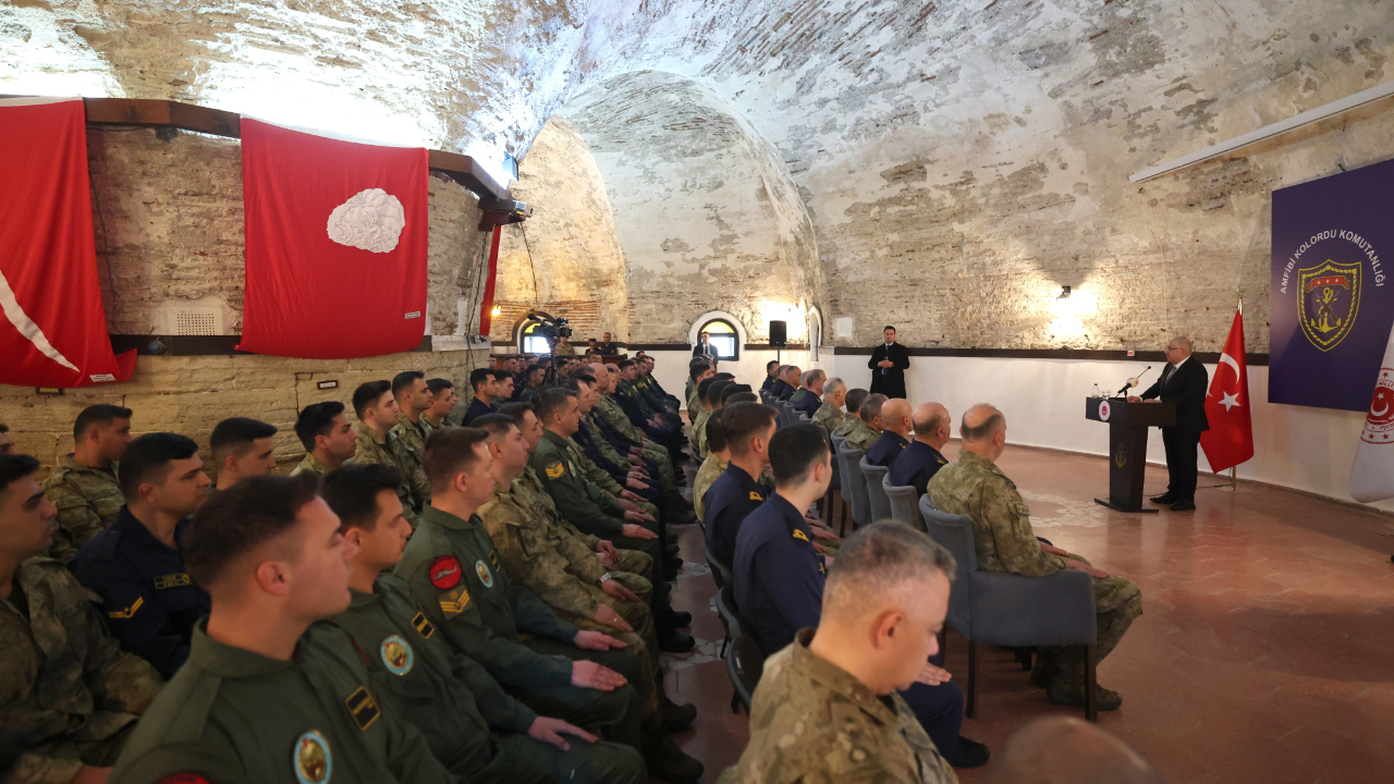 Millî Savunma Bakanı Güler, Bayram Namazını Mehmetçiklerle Kıldı