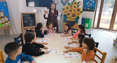 Çocuklar kağıttan bebek yaptı