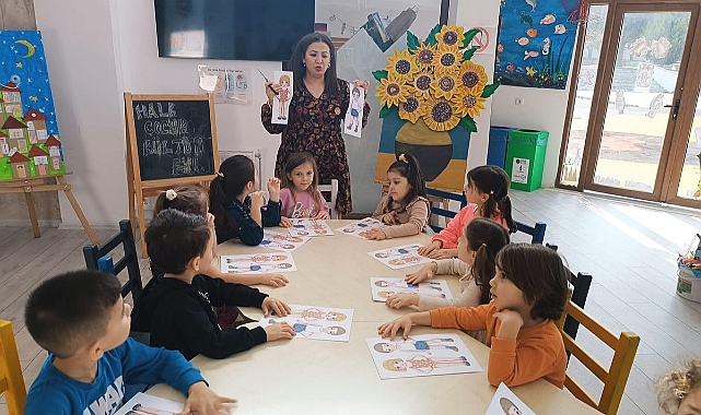 Çocuklar kağıttan bebek yaptı