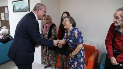 Vali Toraman huzurevi sakinleriyle bayramlaştı