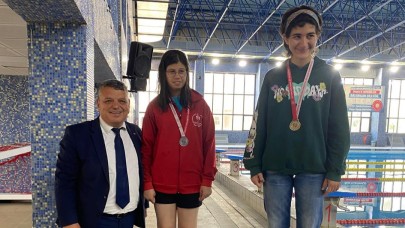 Özel sporcular yüzme yarışmasına katıldı