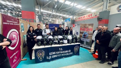 Ezine'de Kask ve Yelek Dağıtımıyla Güvenlik Mesajı: Festivalde Örnek Proje