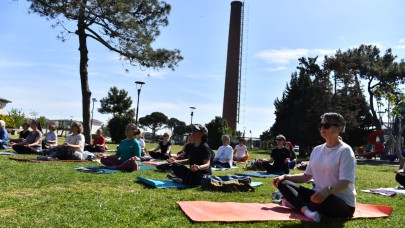 Kadınlar yoga etkinliğinde buluştu