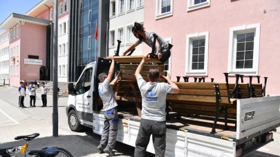 Okullara bank ve piknik masası desteği sürüyor