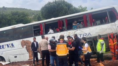 Ezine yolunda yaşanan kazada yaralanan 15 kişi taburcu oldu