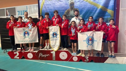 Başarılı yüzücüler madalyalarla döndü