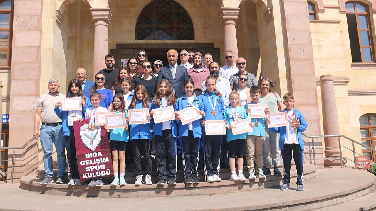 Şampiyon yüzücüler Biga’nın gururu oldu