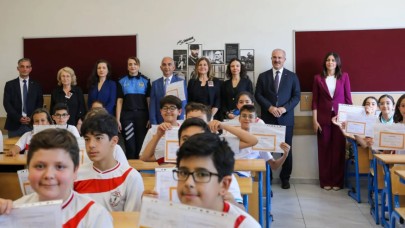 Öğrencilerin karne coşkusu