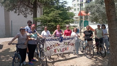 Kadınlar bisiklet sürmeyi öğreniyor