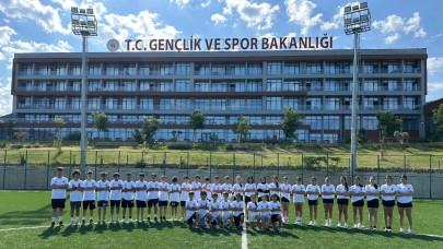 Genç kayakçılar kampta!