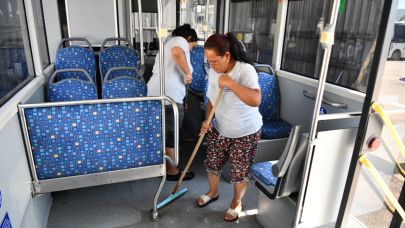 Toplu taşıma araçları rutin olarak temizleniyor