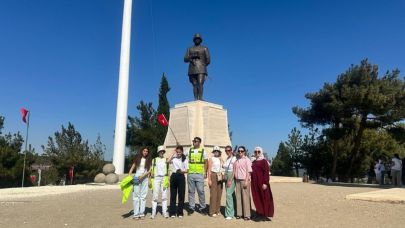Azerbaycan ve Kuzey Makedonya’dan gelen öğrenciler şehitliklerde!
