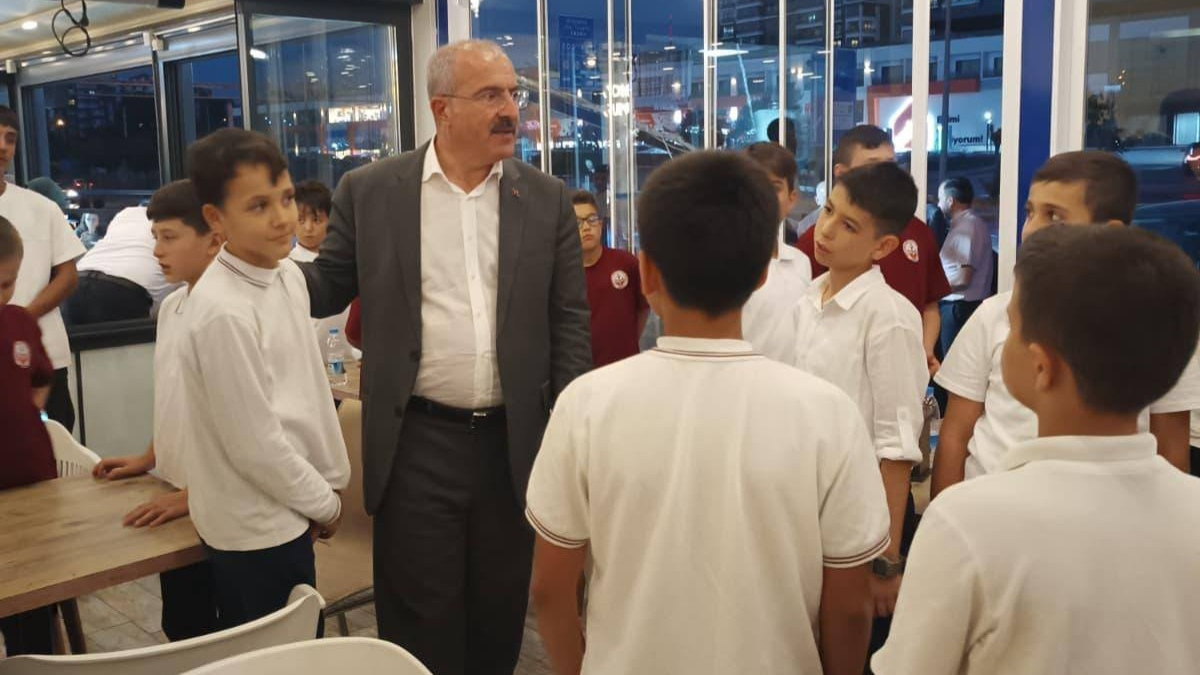 Vali Toraman programda öğrencilerle bir araya geldi