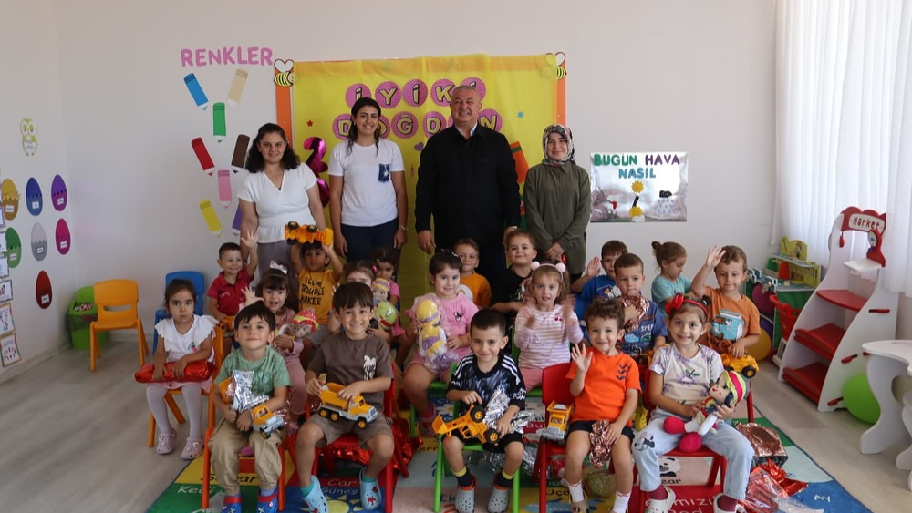Başkan Oruçoğlu’ndan miniklere hediye!