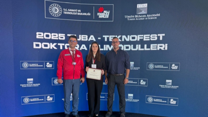 TEKNOFEST-2025&#039;te büyük gurur! Selen Ayaz ödülünü aldı