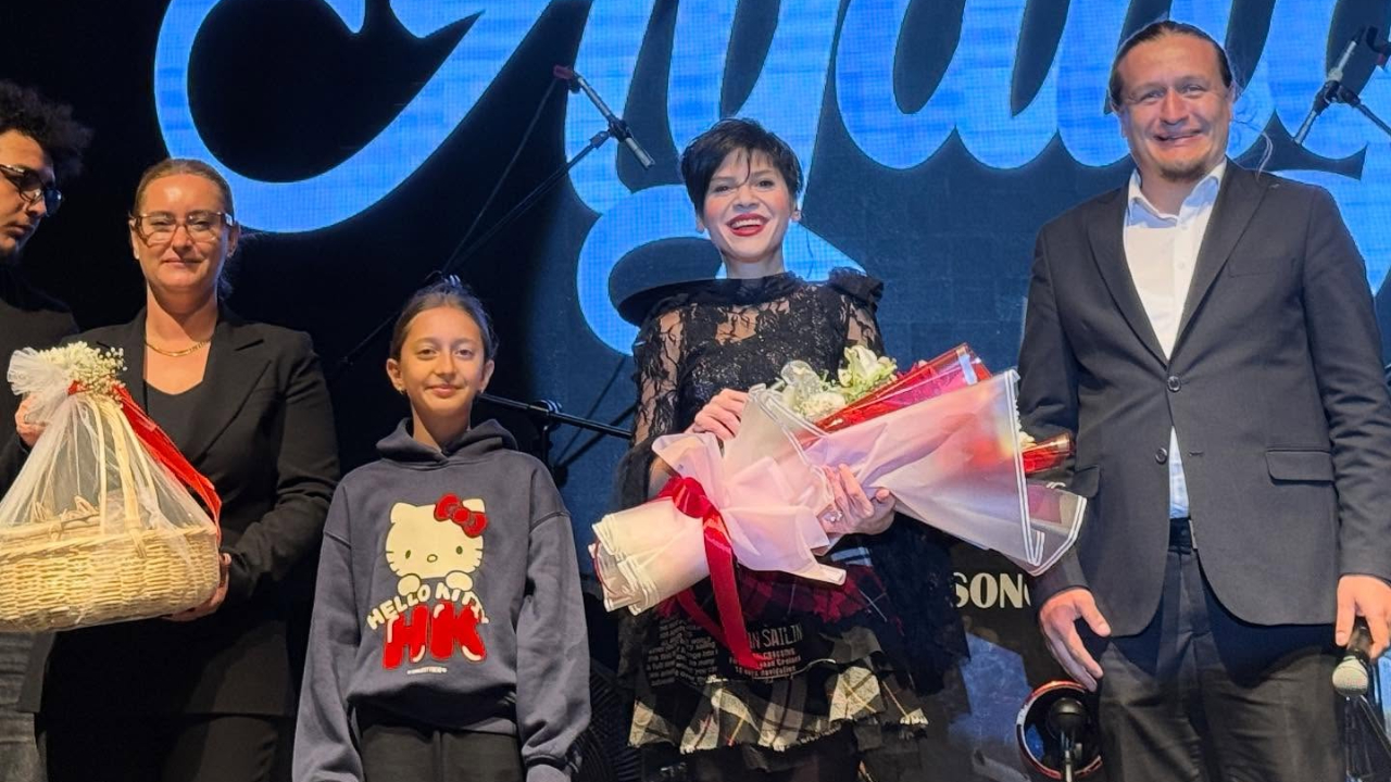 Aydilge Lapsekilileri coşturdu