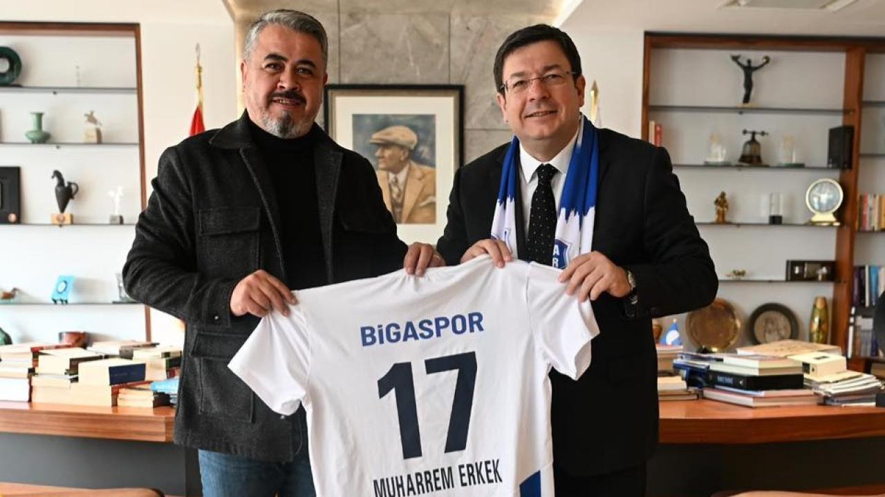 Başkan Erkek’e Bigaspor forması hediye edildi