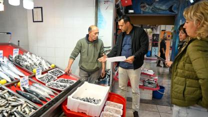 Çanakkale'nin balıkları, sokaktaki can dostlara mama oluyor!