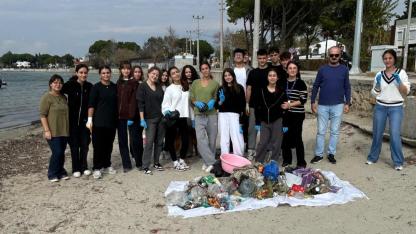 Genç çevreciler 35 kilo atık topladı