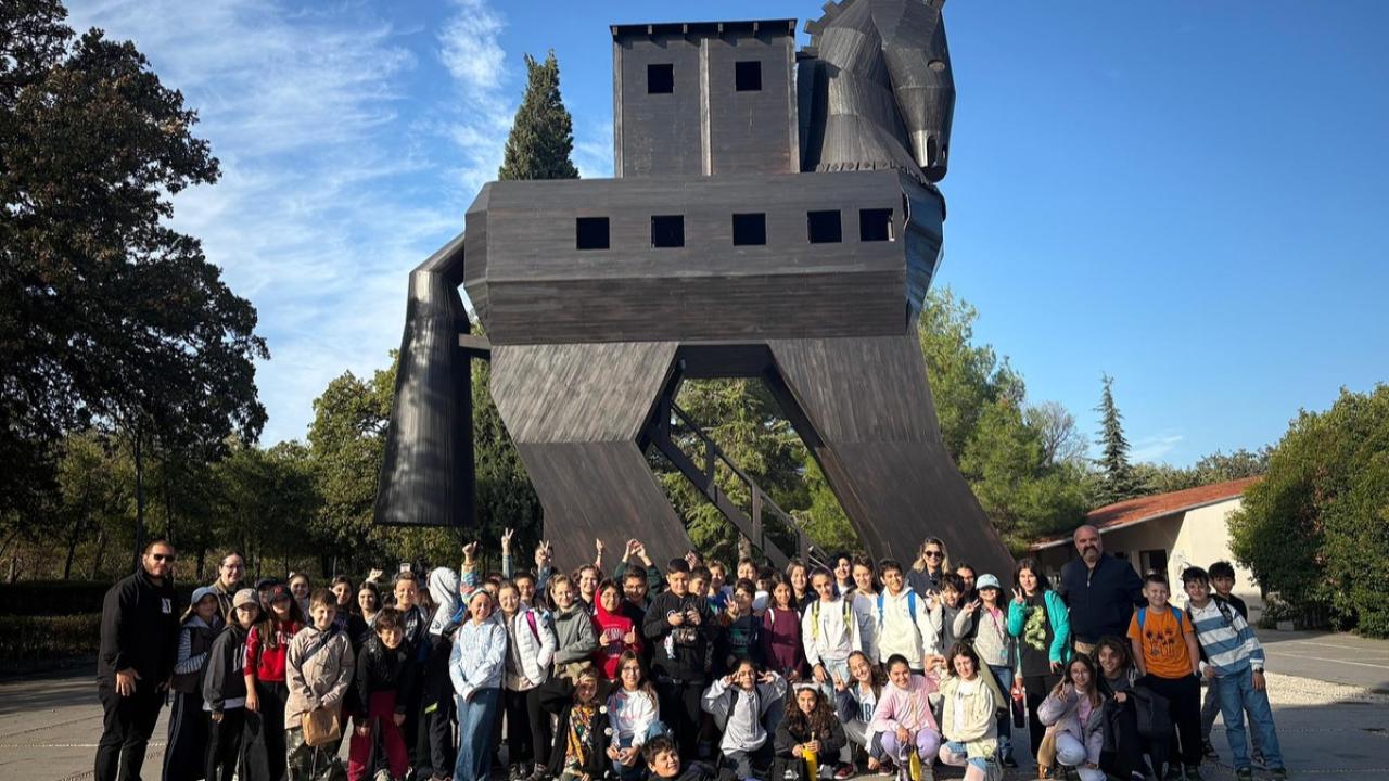 Kolej öğrencileri Troya Antik Kenti’ni gezdi