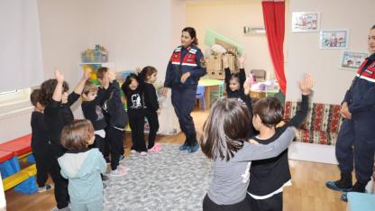 Jandarma ekipleri öğrencilerle buluştu