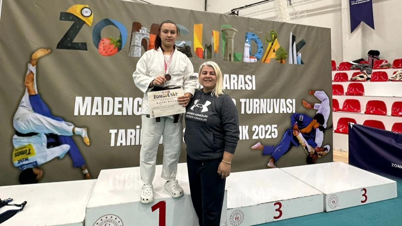Ecem Özden judo müsabakalarında üçüncü oldu