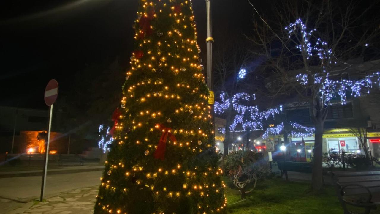 Gökçeada’da Cumhuriyet Meydanı yeni yıla hazır