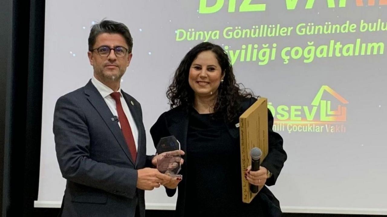 Rektör Erenoğlu&#039;na Yılın Akademisyeni ödülü verildi