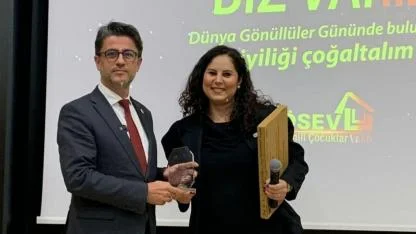 Rektör Erenoğlu'na Yılın Akademisyeni ödülü verildi