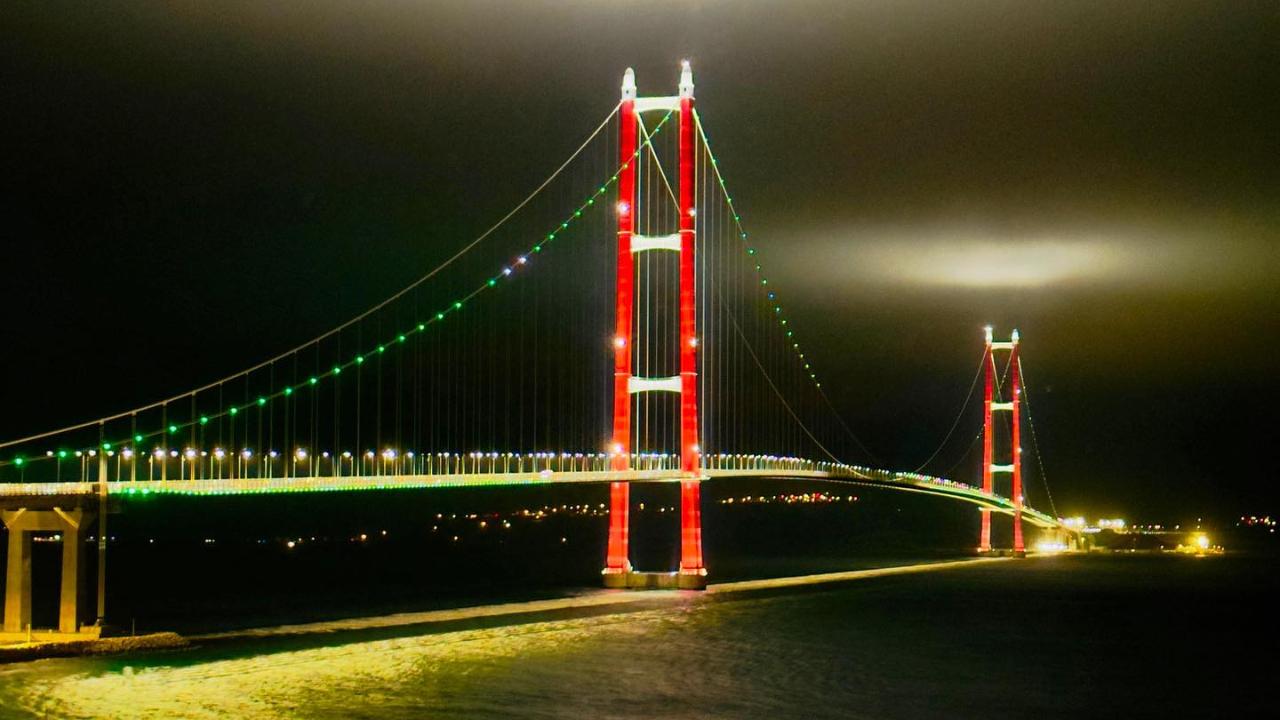 1915 Çanakkale Köprüsü yeşil ışıkla aydınlatıldı