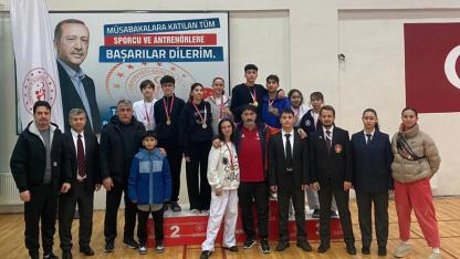 Karateciler madalyalarını aldı