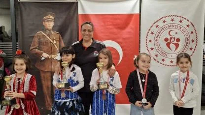 Minik satranççıların madalya sevinci