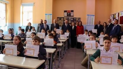 Öğrenciler karnelerini aldı